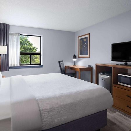 Travelodge By Wyndham Barrie Esterno foto
