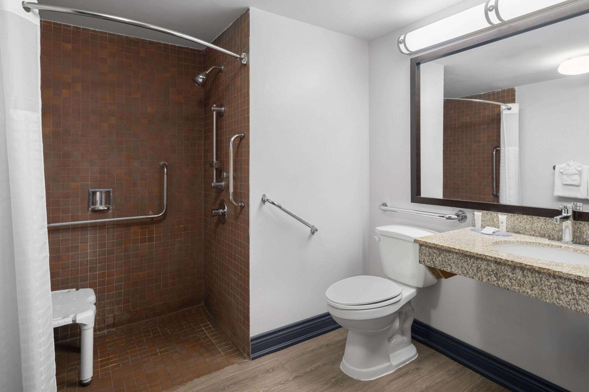 Travelodge By Wyndham Barrie Esterno foto
