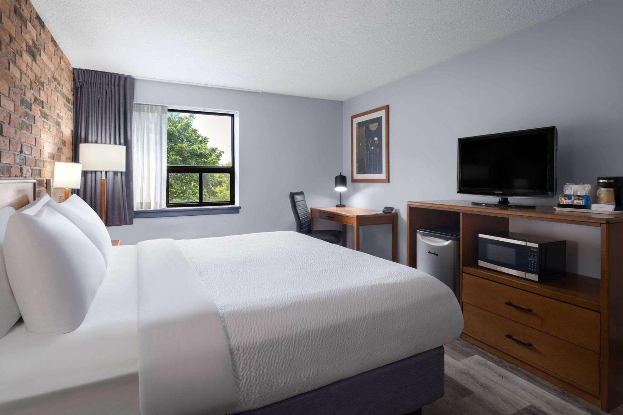 Travelodge By Wyndham Barrie Esterno foto